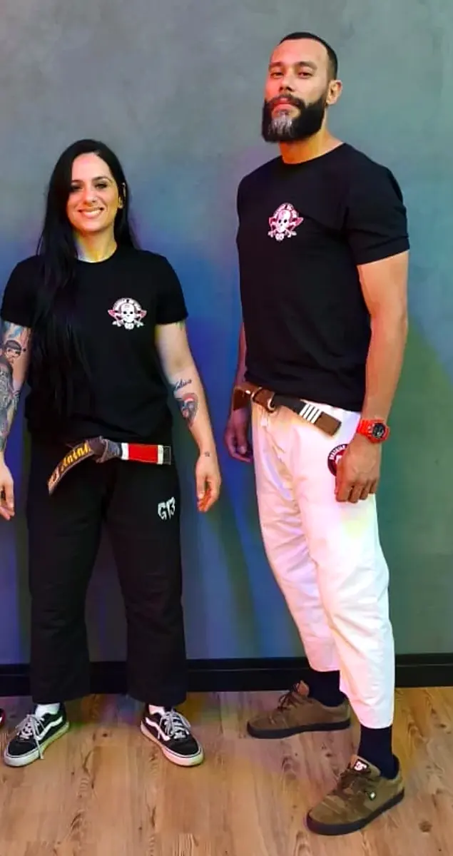 Professora Aninha e Professor Douglas com a camiseta da equipe G13
