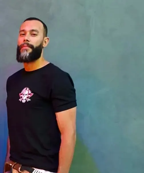 Professor Douglas de camiseta preta da equipe