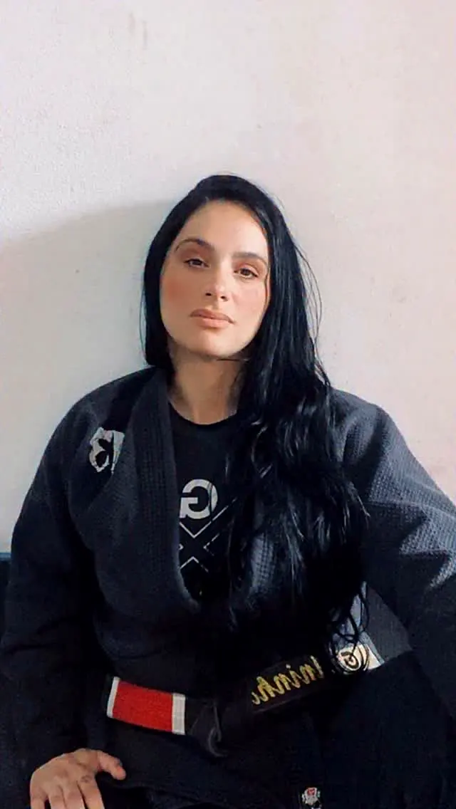 Professora Aninha de quimono preto e faixa preta, retrato
