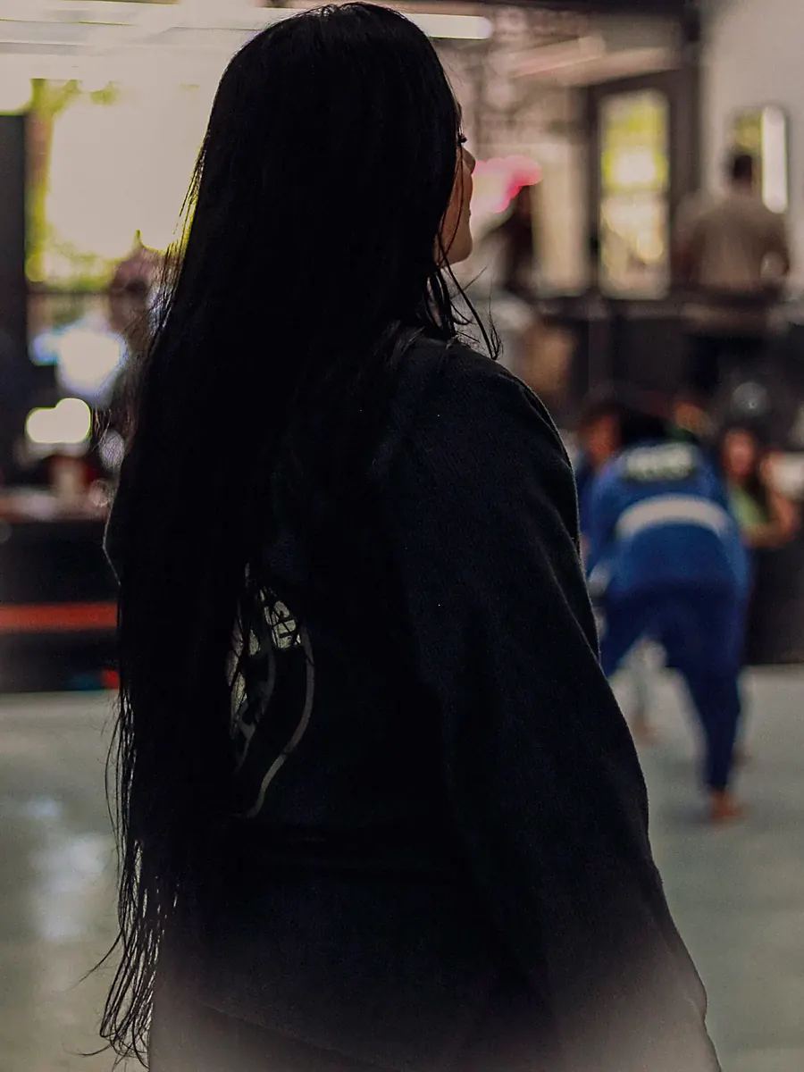 Professora Aninha de costas na academia de jiu-jitsu