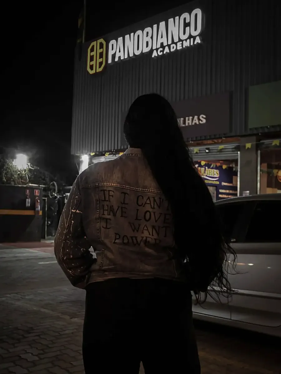 Professora Aninha em frente à academia Panobianco, à noite